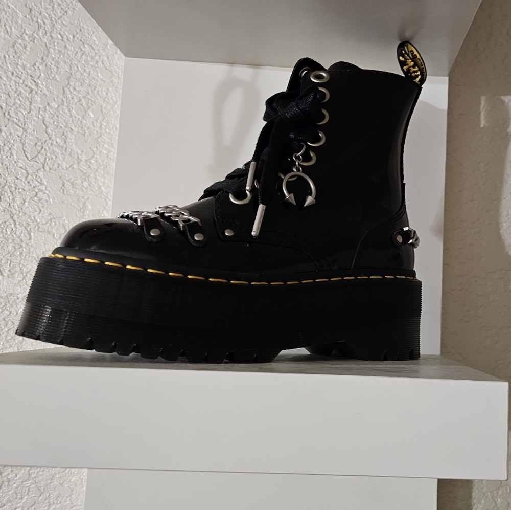 Size 7 doc martens